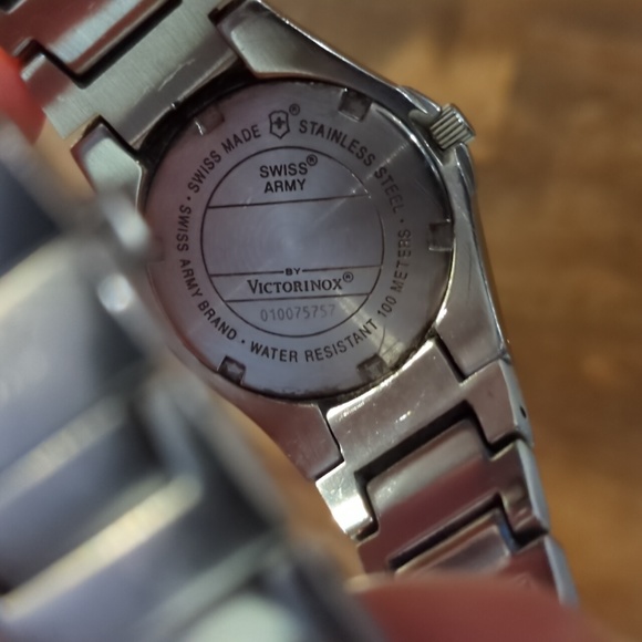 Vintage Swiss Army ladies watch - Picture 4 of 9